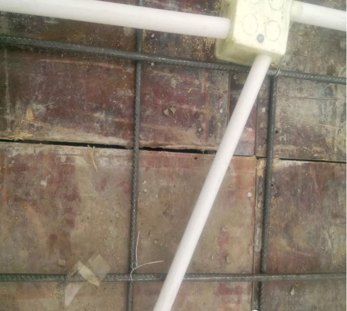 線管斜插入盒，未裝鎖扣